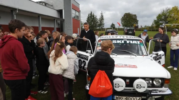Bądź widoczny na drodze! Krzysztof Hołowczyc spotkał się z uczniami w Duczyminie